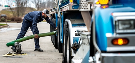 image d’un homme pompant du carburant d’un camion